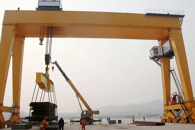 雙梁吊鉤門式起重機(jī)港口使用 雙梁吊鉤門式起重機(jī)港口使用