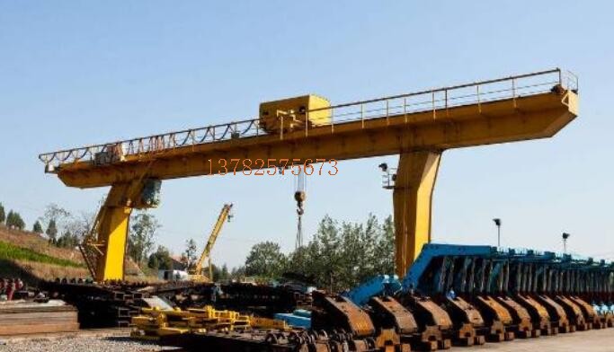 科技含量算不上高,并且它里邊的許多機(jī)器設(shè)備尤其是電氣控制系統(tǒng)一部分許多本身便是進(jìn)口的的,歐美國(guó)家徹底可以生產(chǎn)制造并且這個(gè)東西原本便是西方國(guó)家先搞出去運(yùn)用的,屬于很完善的技術(shù)性沒(méi)什么難題,對(duì)于歐美國(guó)家為什么不搞那你就應(yīng)當(dāng)先搞清我們?cè)趪?guó)外市場(chǎng)關(guān)鍵靠哪些,在其中之一便是裝備制造業(yè),裝備制造有別于一般的如車輛之類的工業(yè)用品,他的顧客并不是本人全是組織或政府部門,因此一般來(lái)說(shuō)有較強(qiáng)的講價(jià)要素,價(jià)錢就成為關(guān)鍵的競(jìng)爭(zhēng)力要素而不是生產(chǎn)量,換句話說(shuō)它這一領(lǐng)域?qū)儆诠こ绦再|(zhì)的,振華港機(jī)我去過(guò)多次它的鋼結(jié)構(gòu)一部分使用的是往下工程分包方式它給予工業(yè)廠房,小包工隊(duì)工地承包不包料,它按噸數(shù)給承包人清算實(shí)際職工的薪水它就不管了,因此在市面上面有極強(qiáng)的價(jià)錢空間。 不只是橋吊包含水上原油服務(wù)平臺(tái)、一般性的商用船舶、大中型的礦井機(jī)器設(shè)備及其高鐵動(dòng)車等都屬于這一狀況,國(guó)外我們這一類武器裝備工程項(xiàng)目搞得特別多,這種物品你叫西門子PLC這類企業(yè)干它也沒(méi)什么問(wèn)題可是成本費(fèi)顯而易見,因此你應(yīng)該知道在工業(yè)生產(chǎn)層面在我國(guó)的消費(fèi)性工業(yè)用品國(guó)外基本上沒(méi)銷售市場(chǎng)例如*常見的車輛,高精密武器裝備層面也基本上沒(méi)銷售市場(chǎng)例如高精密數(shù)控車床,**可以爭(zhēng)奪的便是非標(biāo)準(zhǔn)及其大中型特大型的總包工程類新項(xiàng)目,你說(shuō)的龍門吊就是這個(gè)狀況它是屬于非標(biāo)底工業(yè)品按要求訂制,懂了吧 盡管并不是干這一行的，但可以簡(jiǎn)潔的說(shuō)一下本人的了解，龍門吊的技術(shù)水平高嗎?可以說(shuō)不高，還可以說(shuō)很高。怎么講不高呢，我覺(jué)得工業(yè)生產(chǎn)基本比較強(qiáng)的我國(guó)只需假如不惜代價(jià)，仿冒一個(gè)應(yīng)當(dāng)都能造出。但造出來(lái)以后的品質(zhì)，穩(wěn)定性毫無(wú)疑問(wèn)比不上中國(guó)造的好，這也是可以毫無(wú)疑問(wèn)的。由于工業(yè)品中的一切加工工藝，生產(chǎn)加工，拼裝中的一個(gè)關(guān)鍵點(diǎn)的完善提升都要的時(shí)間的累積。 這類累積僅有不斷碰到問(wèn)題，解決困難才可以獲得。這應(yīng)當(dāng)也算得上工業(yè)生產(chǎn)沉積。舉例說(shuō)明，一樣是車，為什么初期仿冒國(guó)產(chǎn)汽車與原裝貨對(duì)比質(zhì)量差別這么大呢?非常大一個(gè)因素是仿冒只有效仿，不太可能完整的了解每一個(gè)螺釘，每一個(gè)構(gòu)件如何使用，為什么那么用。這也是為什么工程圖紙一點(diǎn)不低的讓你，你也做不出來(lái)的緣故。 中國(guó)的龍門吊幾乎處在壟斷性，也用了這些年。各種各樣應(yīng)用工作狀況，常見故障幾乎都遇到過(guò)，如何提高每一個(gè)零部件的穩(wěn)定性，降低設(shè)備故障率，碰到問(wèn)題或是常見故障如何解決，龍門吊的生產(chǎn)商這些年的累積都門清，不必小瞧這一點(diǎn)。這全是真實(shí)工作經(jīng)驗(yàn)一點(diǎn)點(diǎn)累積上去的，是任意一個(gè)廠商的關(guān)鍵技術(shù)，也是使用價(jià)值反映。所以說(shuō)，龍門吊的技術(shù)水平高，就高在這兒。 一個(gè)龍門吊正常的維護(hù)保養(yǎng)，持續(xù)應(yīng)用五年，十年幾乎不出常見故障，作出那樣的龍門吊，那就是必須非常高的科技含量。假如只是作出一個(gè)能用的龍門吊，但常常出常見故障，必須常常檢修，那么就不用很高的技術(shù)性。因此我就說(shuō)，歐美國(guó)家工業(yè)強(qiáng)國(guó)假如想造大中型龍門吊，以它們的工業(yè)生產(chǎn)基本，毫無(wú)疑問(wèn)能造出，可造出來(lái)之后，價(jià)錢沒(méi)優(yōu)點(diǎn)，品質(zhì)又比不上中國(guó)的好，市場(chǎng)需求又小，那還造哪些，只有從中國(guó)買。 我很承擔(dān)責(zé)任的說(shuō)，從基本原理而言要吊裝大噸數(shù)的物品科技含量真不高，例如造2個(gè)大鋼塊，造一個(gè)非常厚的圈筒，鍍鋅鋼絲繩根據(jù)動(dòng)滑輪組繞個(gè)1000好幾個(gè)，1000噸的計(jì)算下來(lái)也才是多少?初初中過(guò)吧! 可是，你需要考慮到具體運(yùn)用狀況，這類物品你真上來(lái)吊可能就上百噸了，有哪些工業(yè)廠房能承擔(dān)?還用來(lái)應(yīng)用?還需要不必走動(dòng)?? 告知你們什么叫做技術(shù)性! 1，滿足需求， 2，方便使用(例如輕量) 3，成本費(fèi)減少。。 這三點(diǎn)便是一切機(jī)器設(shè)備的關(guān)鍵技術(shù)，就例如哪些數(shù)控車床要德國(guó)的，由于他的高精度，達(dá)到了要求，中國(guó)做不到，因此價(jià)錢貴也沒(méi)法!