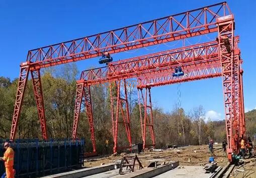 吊鉤門式起重機(jī)是啥？門式起重機(jī)作業(yè)時(shí)怎樣穩(wěn)鉤？