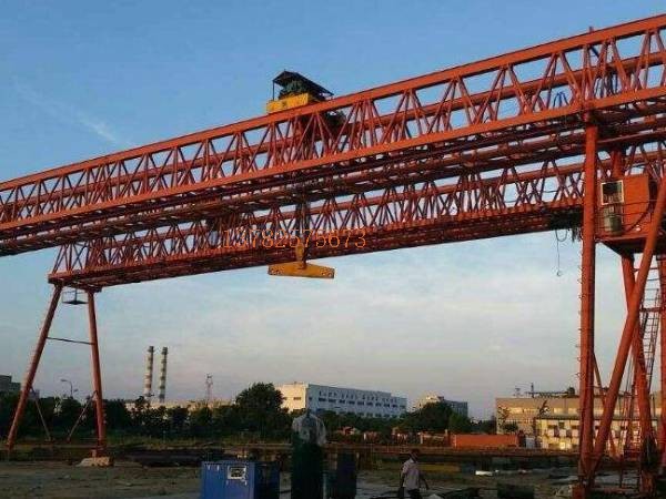 如何正確佩戴個人防護(hù)裝備進(jìn)行龍門吊作業(yè)？