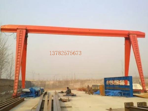 龍門吊**防護(hù)裝置是保障操作人員**的重要設(shè)備，你知道如何使用和維護(hù)嗎？