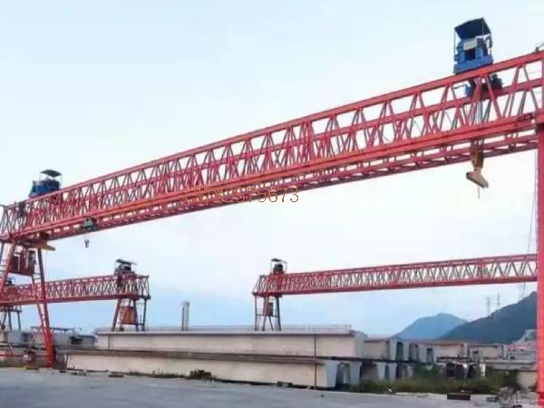 處理突發(fā)事件和緊急情況需要龍門吊操作人員冷靜應(yīng)對，你知道應(yīng)該采取哪些措施嗎？