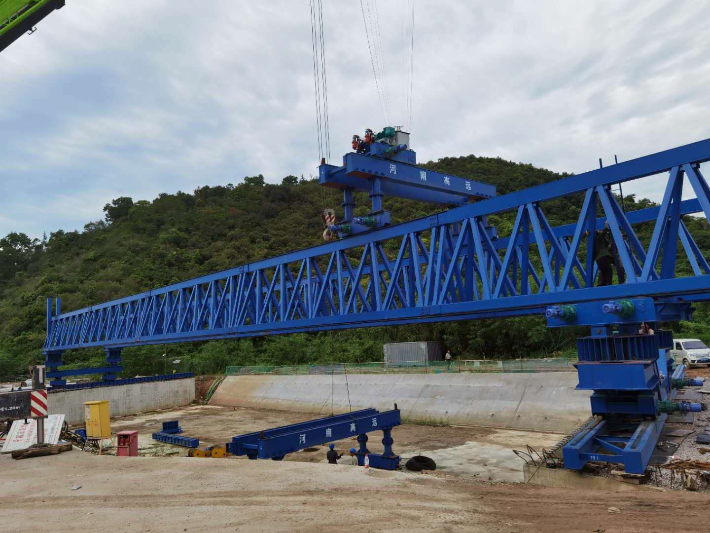 為什么使用無(wú)配重過孔架橋機(jī)架橋速度快?